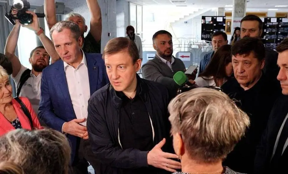 «Единая Россия» оказывает гуманитарную помощь эвакуированным жителям Белгородской области В регион привезли первые 40 тонн продуктов, детского питания, предметов первой необходимости и бытовой химии