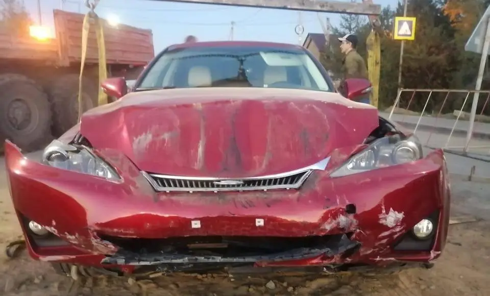 В Салехарде водитель не учёл погодные условия и вылетел на тепловые сети