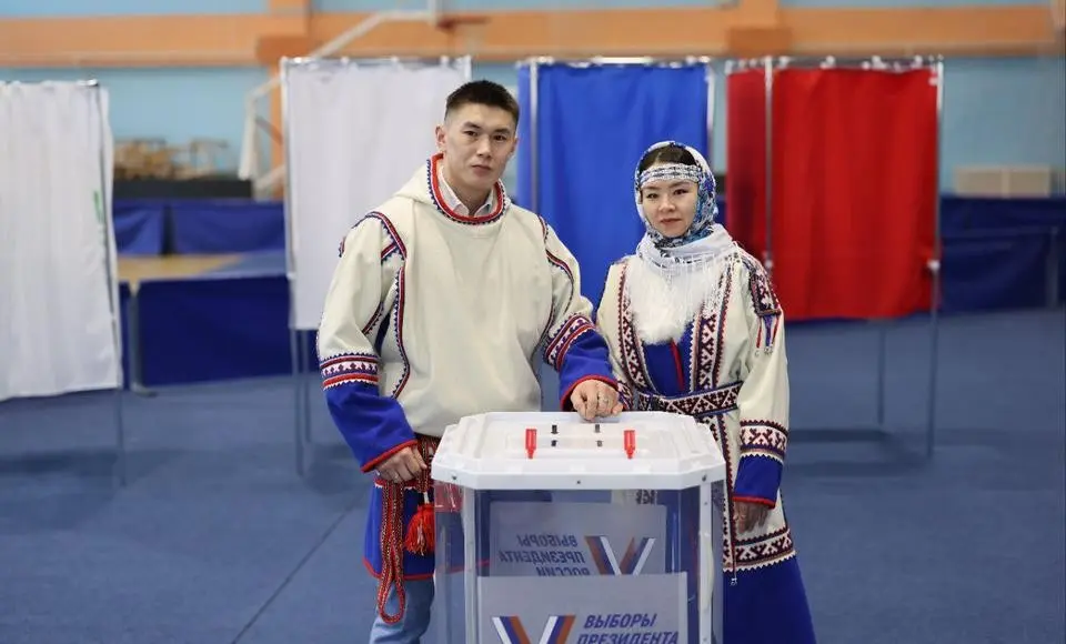 Ямальские молодожены, поженившиеся на выставке «Россия», первыми проголосовали на выборах в Яр-Сале