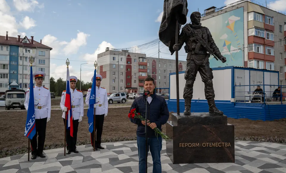 Глава региона принял участие в церемонии открытия памятника Героям Отечества в сквере Воинской доблести города Муравленко