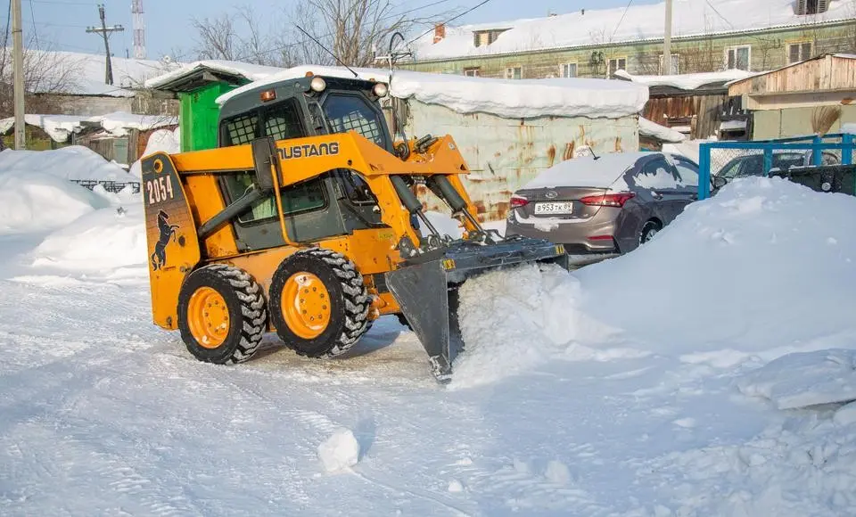 4 апреля в уборке снега задействованы 23 единицы дорожной техники