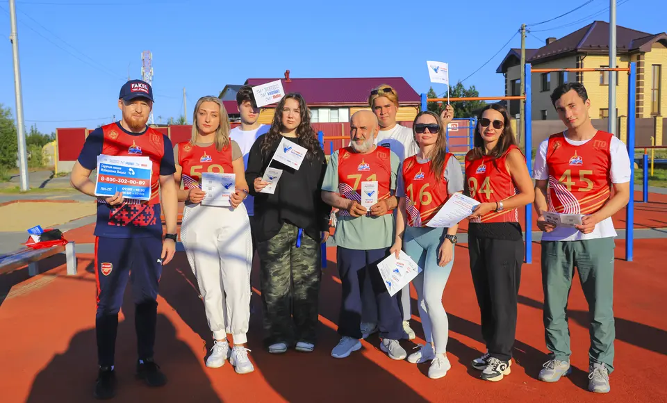 Вчера на футбольном поле Ангельского мыса представители избирательной комиссии и Общественной палаты города вместе сдавали нормы ГТО