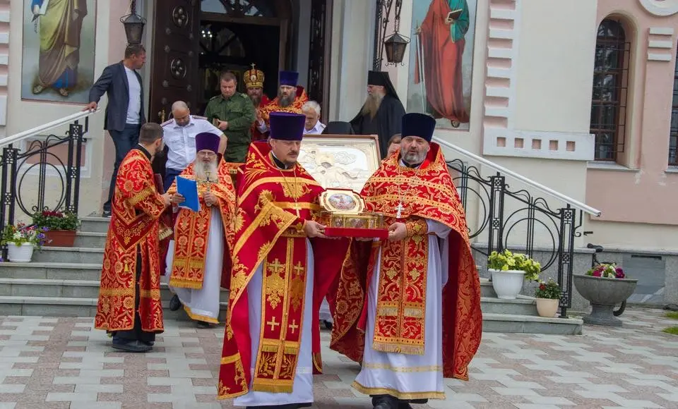 С молитвами о защитниках. Два дня салехардцы поклонялись святыне