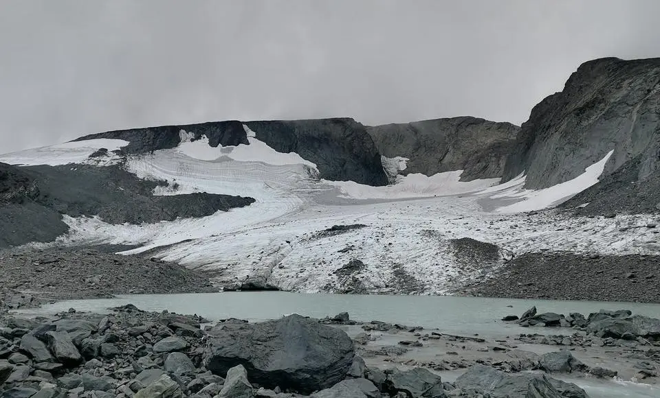 Ледник ИГАН не исчез. Гляциологи изучают его керны и ложе