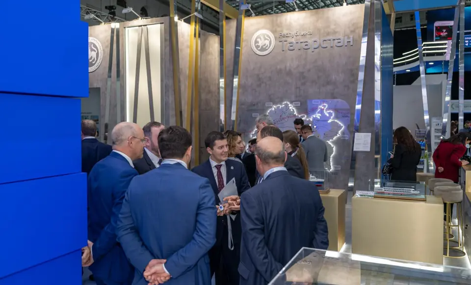 Дмитрий Артюхов обсудил развитие авиасообщения на Транспортной неделе в Москве