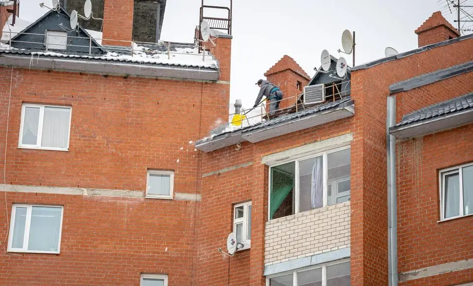 Глава города проконтролировал уборку снега с крыш