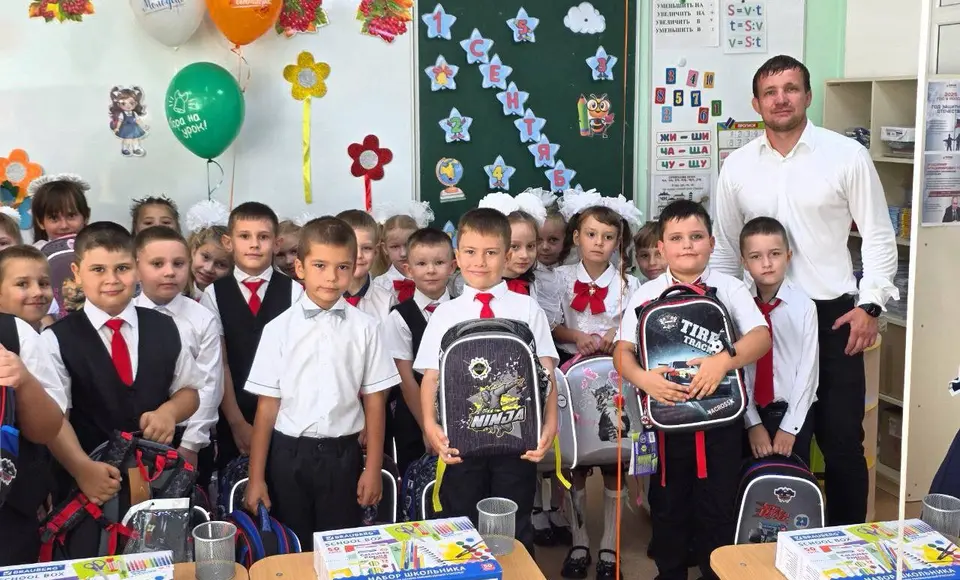 К началу учебного года волновахские первоклашки получили подарочные наборы от Ямала