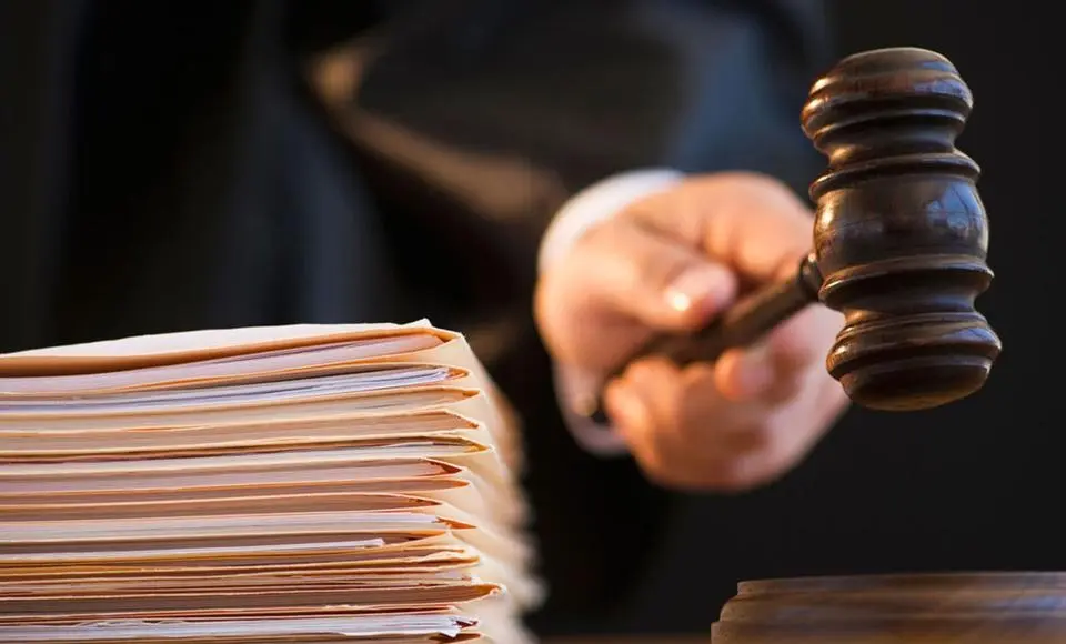 Управляющая компания Салехарда заплатит за падение снега с крыши на ребенка