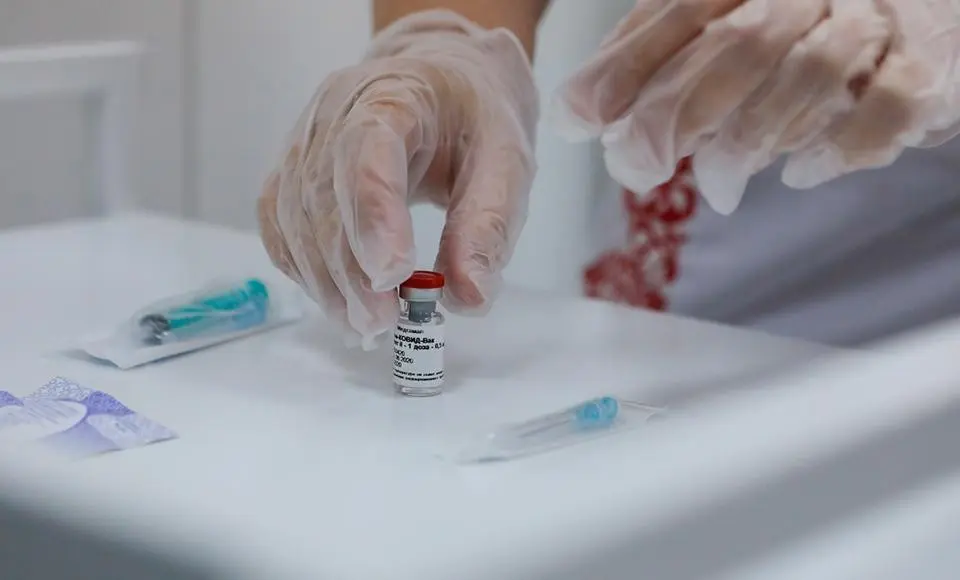 Минздрав внес вакцину от COVID-19 в календарь прививок по эпидпоказаниям