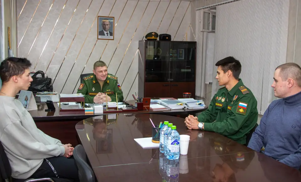 В военкомате Салехарда пообщались с ребятами, которые вернулись со срочной службы осенью этого года