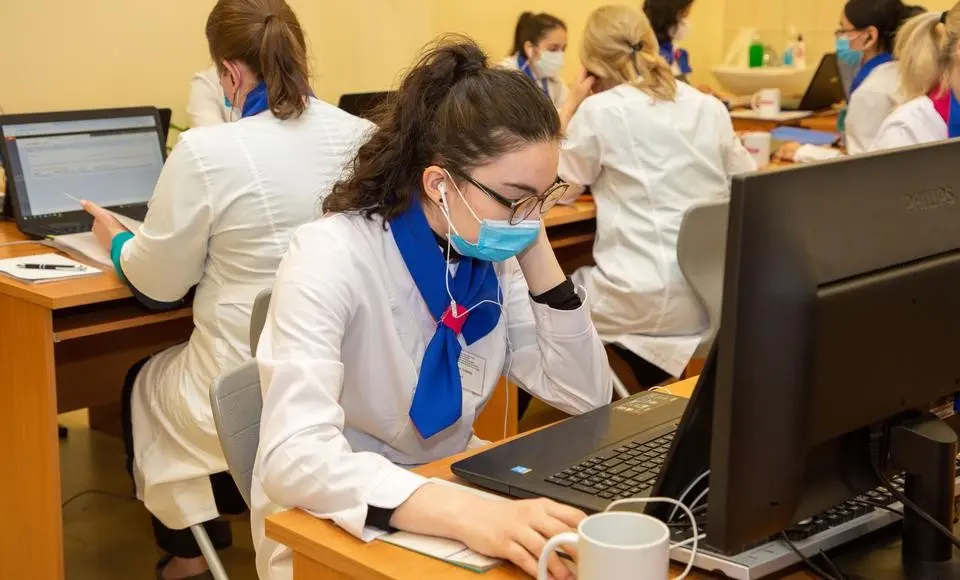 До 400 звонков в сутки принимает колл-центр Салехардской больницы