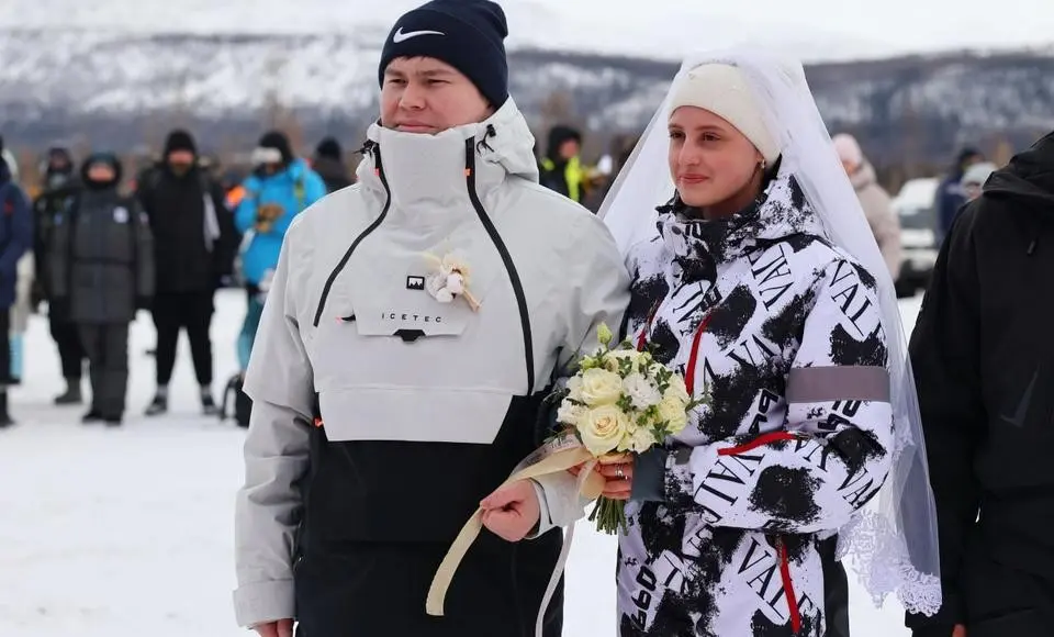 Две ямальские пары заключили брак у подножия горы Рай-Из