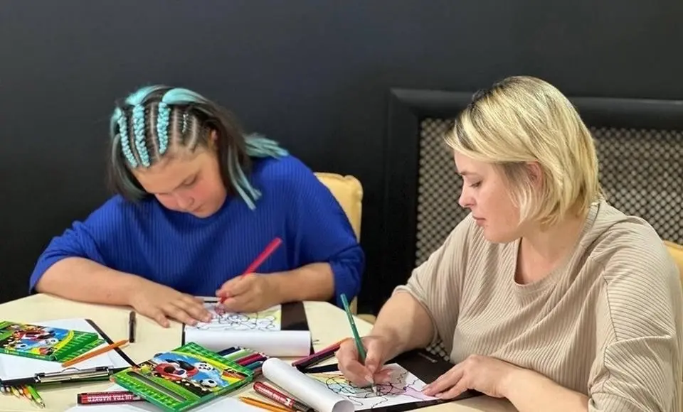 «Студия психологии и творчества»: Открытый мастер-класс по рисованию нейрографики в главной библиотеке Ямала