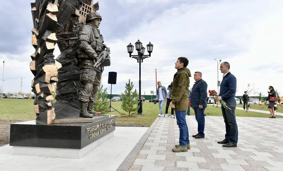 Дмитрий Артюхов открыл памятник героям СВО в Салехарде и высадил миллионное дерево акции «Сохраним лес»