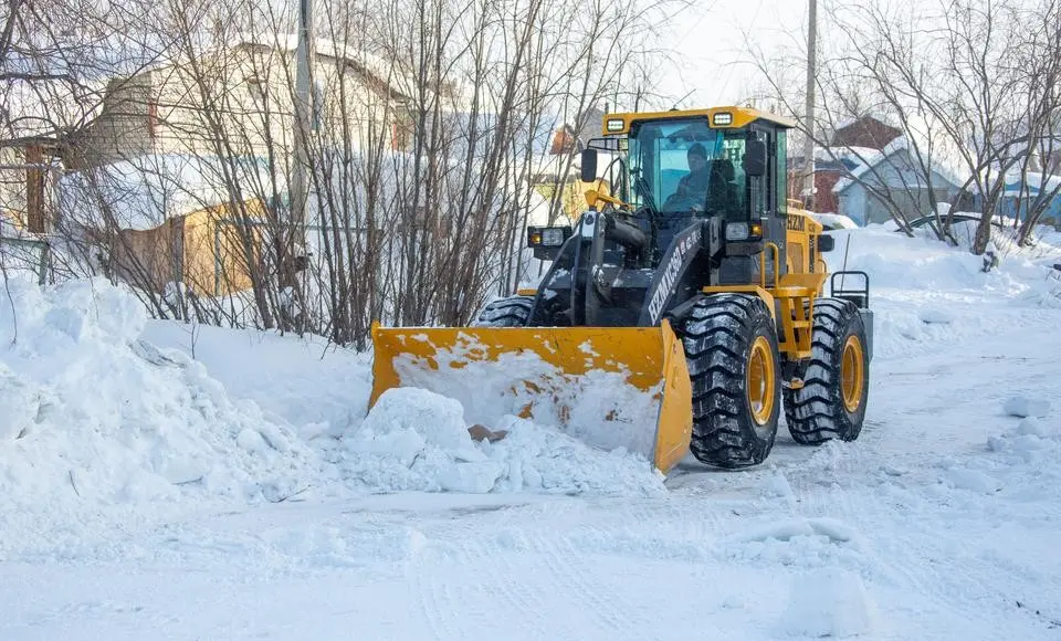 Ежедневно в Салехарде снегоуборочные звенья выходят на маршрут