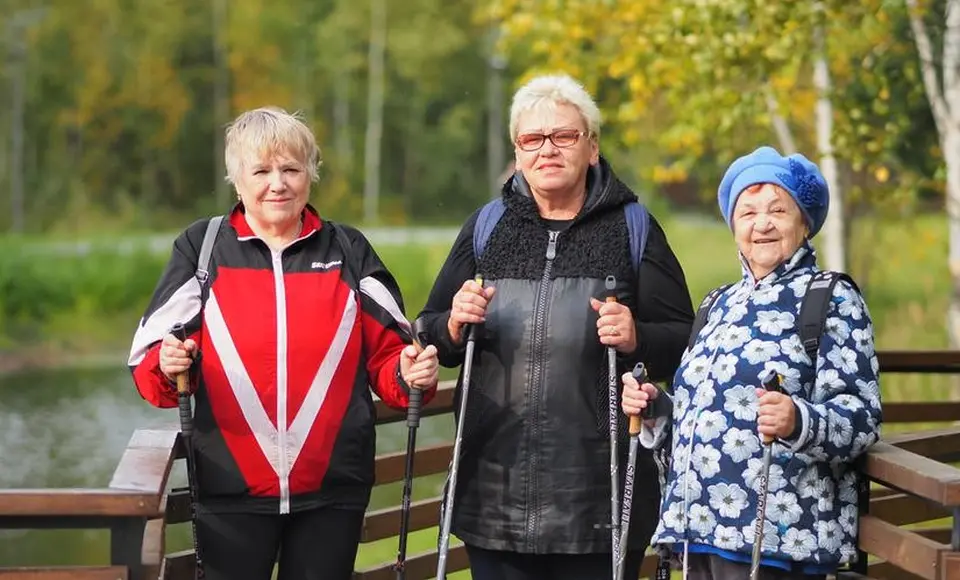 Дмитрий Артюхов поздравил пожилых ямальцев с праздником