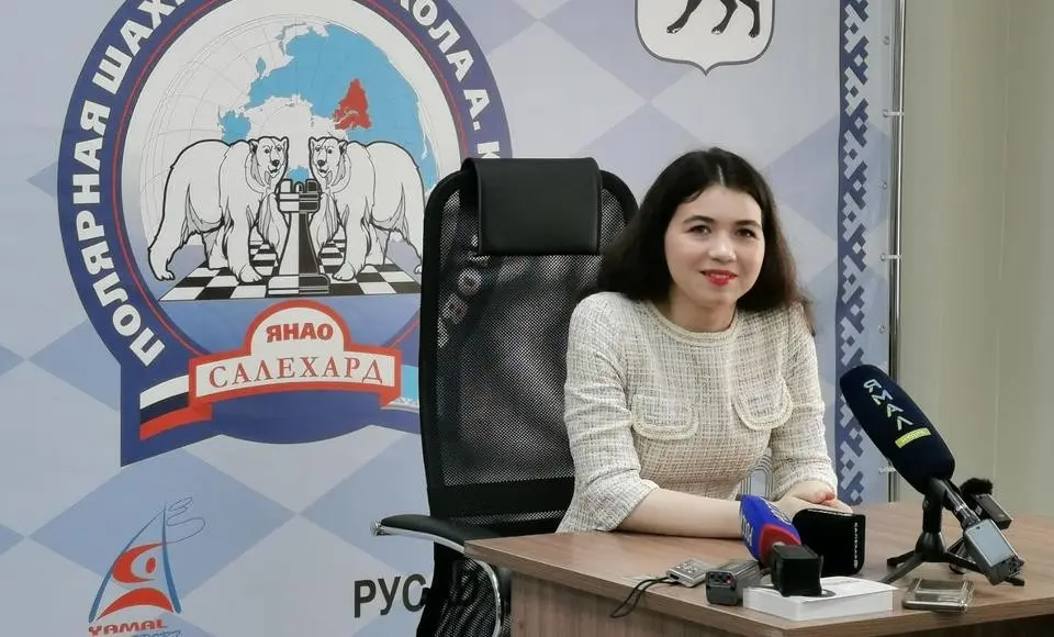 В тринадцать ходов чёрными