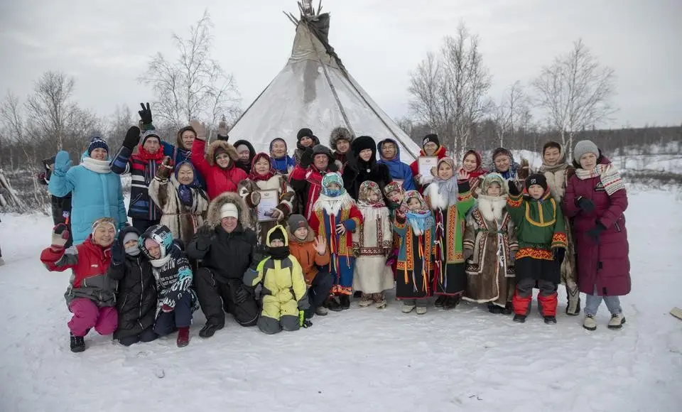 Под трубные звуки бубна. В стойбище за городом «Минлей» собрал друзей