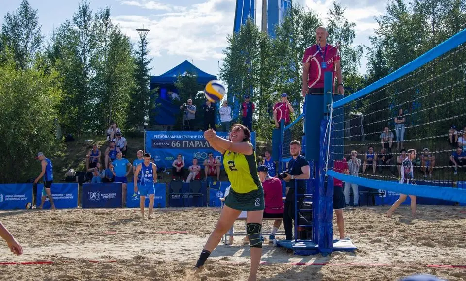 С подачами мяча из Приполярья в Заполярье. Уникальный волейбол с сеткой, натянутой по линии полярного круга