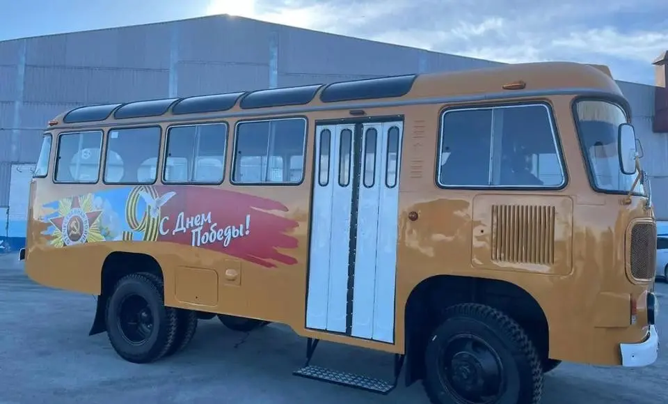 По «первому» городскому маршруту в Салехарде сегодня поехал вот такой праздничный «привет из детства»