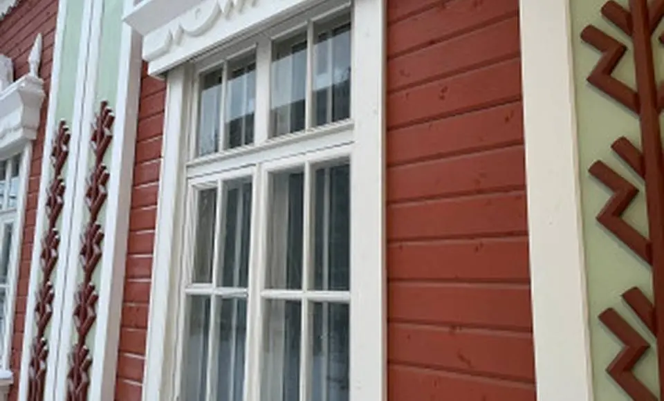 В окружной столице приступили к декорированию фасада школы 501-й стройки