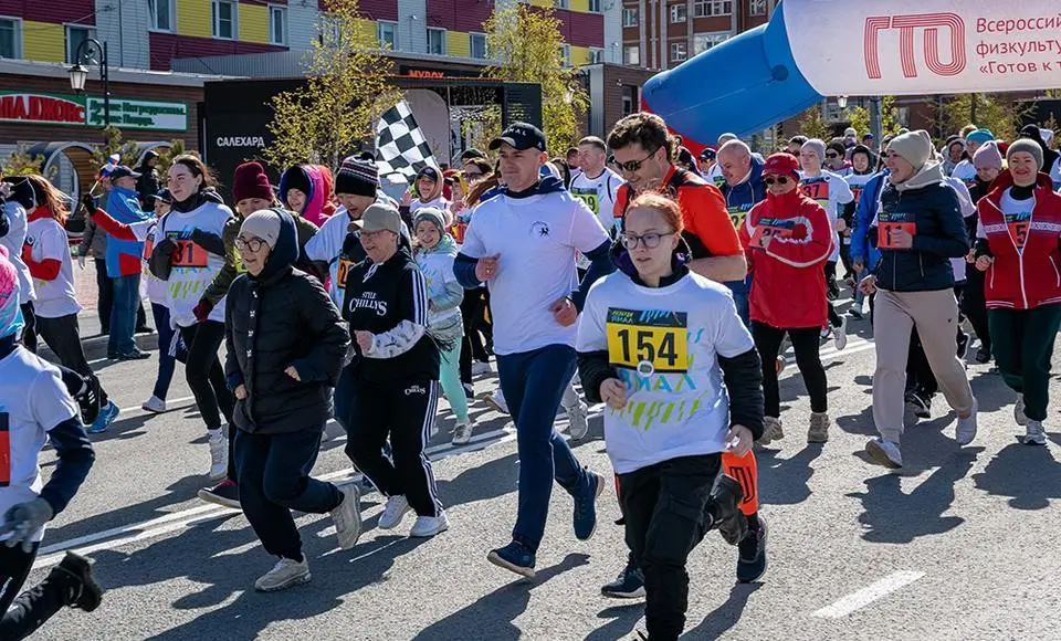 В субботний день любители бега преодолевали ветер и дистанции