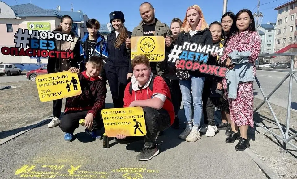 На улице Матросова провели акцию «ПДД на асфальте»