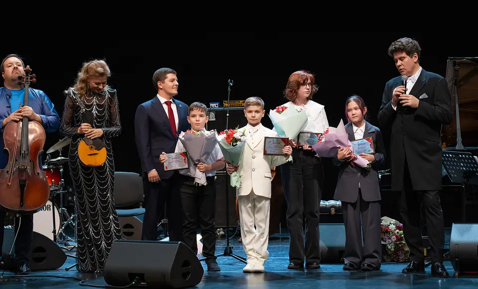 Дмитрий Артюхов наградил обладателей нового звания «Новые имена Ямала»