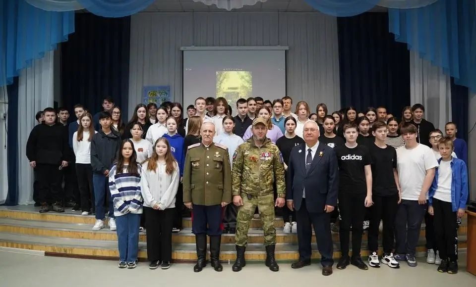 Салехардские школьники встретились с ветеранами на уроках мужества
