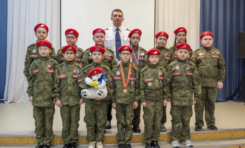 На крыльях мечты: салехардские юнармейцы встречают профессионала неба