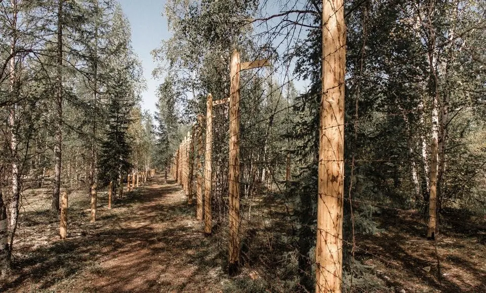 На территории 501 стройки приступили к восстановлению ограждения