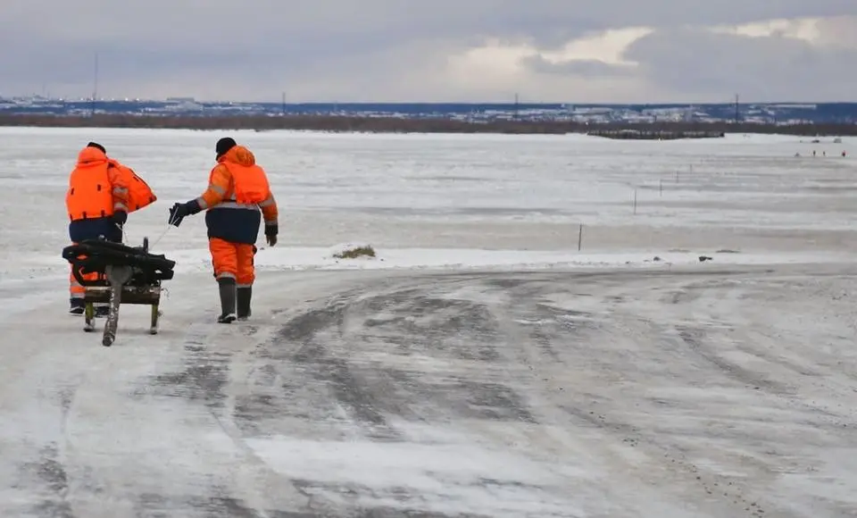 На переправе приступили к намораживанию льда на первой полосе