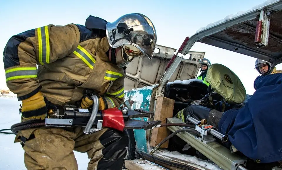 Салехардские огнеборцы провели тренировку спасения людей при ДТП
