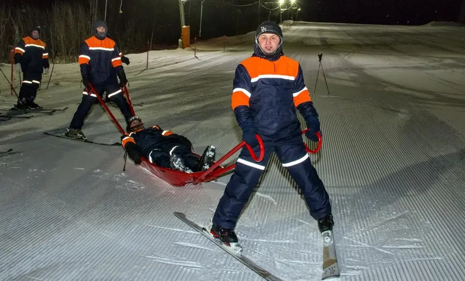 Ямальские спасатели осваивают навыки езды на лыжах