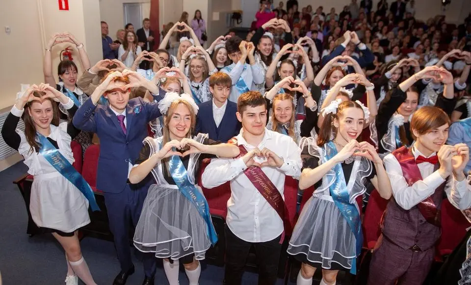 Для выпускников прозвучал прощальный школьный звонок