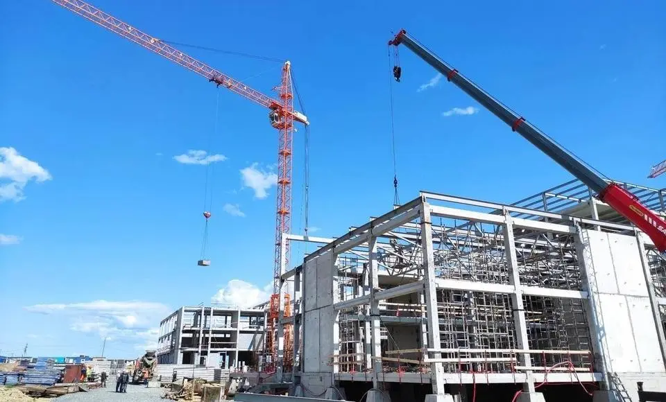 В Салехарде в микрорайоне Обдорский завершают монтаж каркаса самой большой школы города