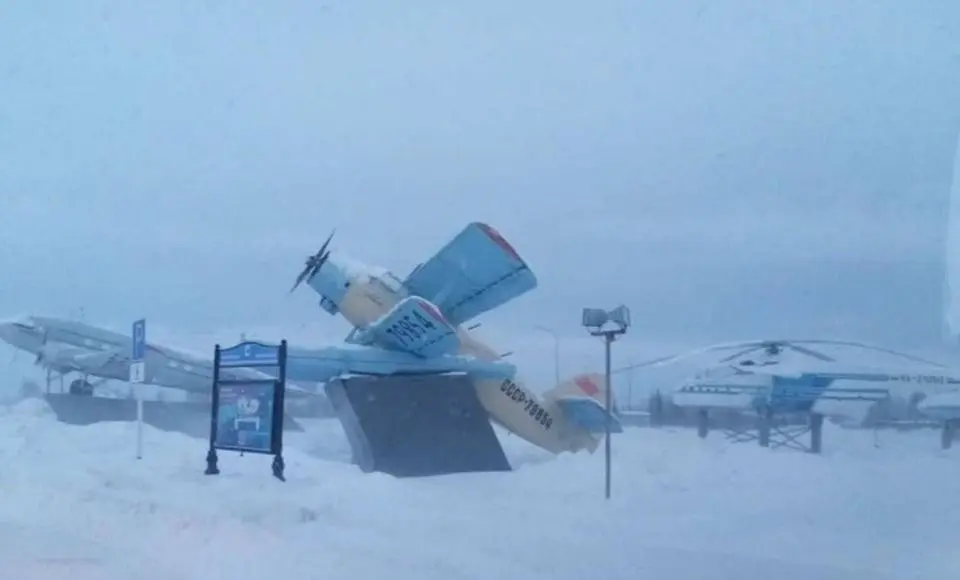 Ветер снес с памятного постамента АН-2 в окружной столице