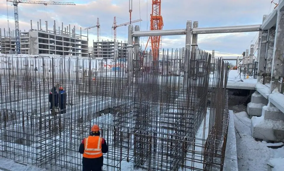 И стадион с трибунами. В самой большой школе окружной столицы