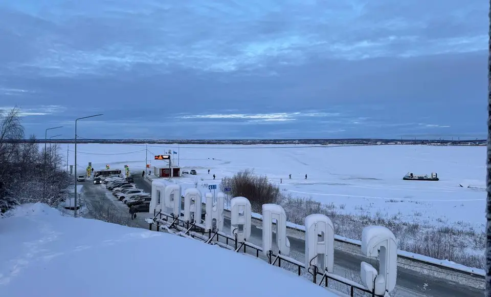 Между Салехардом и Лабытнанги намораживают ледовую переправу