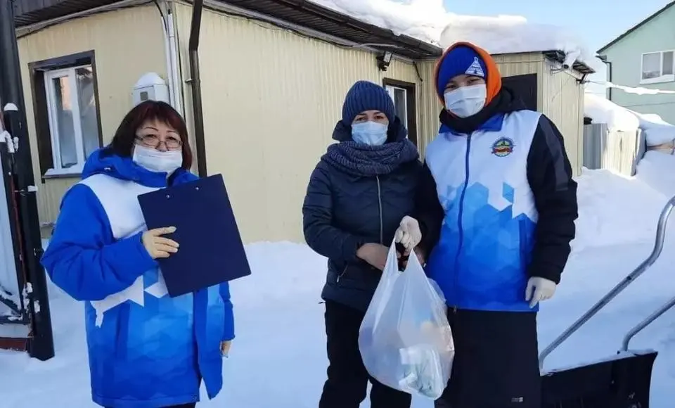 Волонтеры Салехарда продолжают оказывать помощь жителям