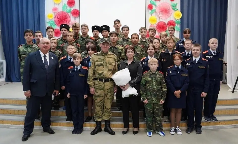 Педагогов с Днём учителя поздравили ветераны боевых действий спецоперации