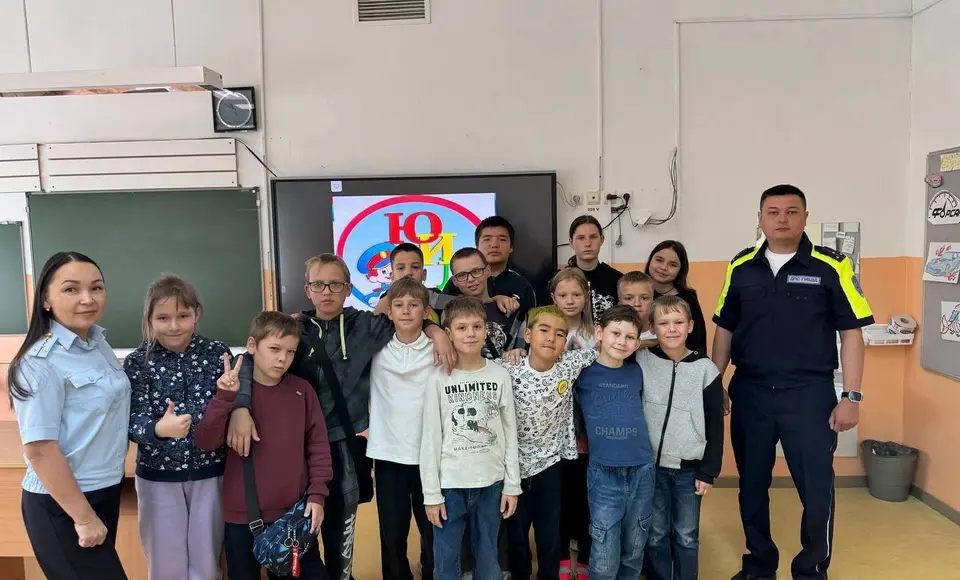 В Салехарде сотрудники Госавтоинспекции провели занятие для отряда ЮИД