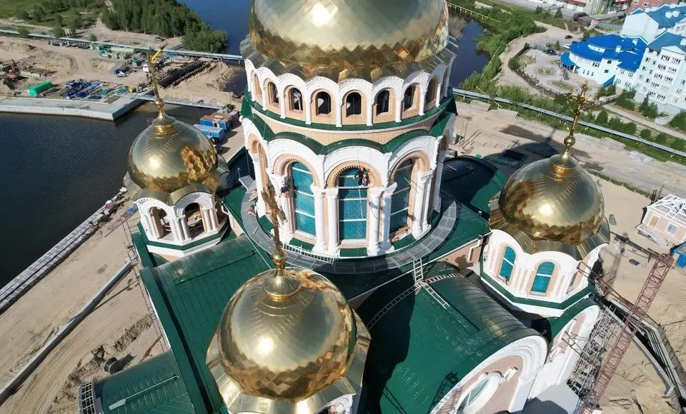 В главном православном соборе Салехарда начали устанавливать окна