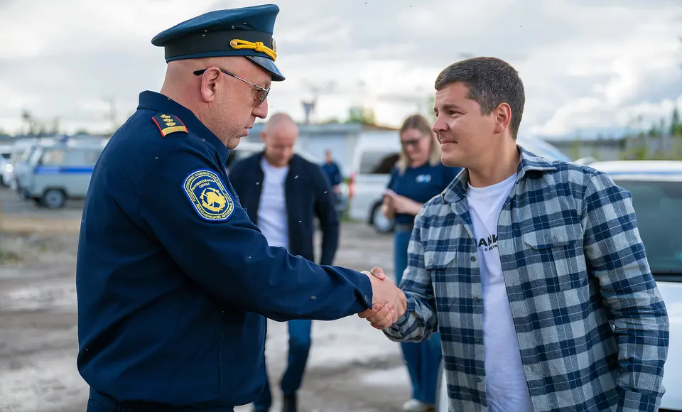 Дмитрий Артюхов посетил стройплощадку современного здания пожарной части в Пуровске