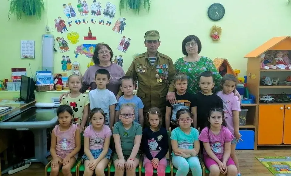 Воин-интернационалист Атаев Тагир провел встречу с воспитанниками детского сада «Крылышки»