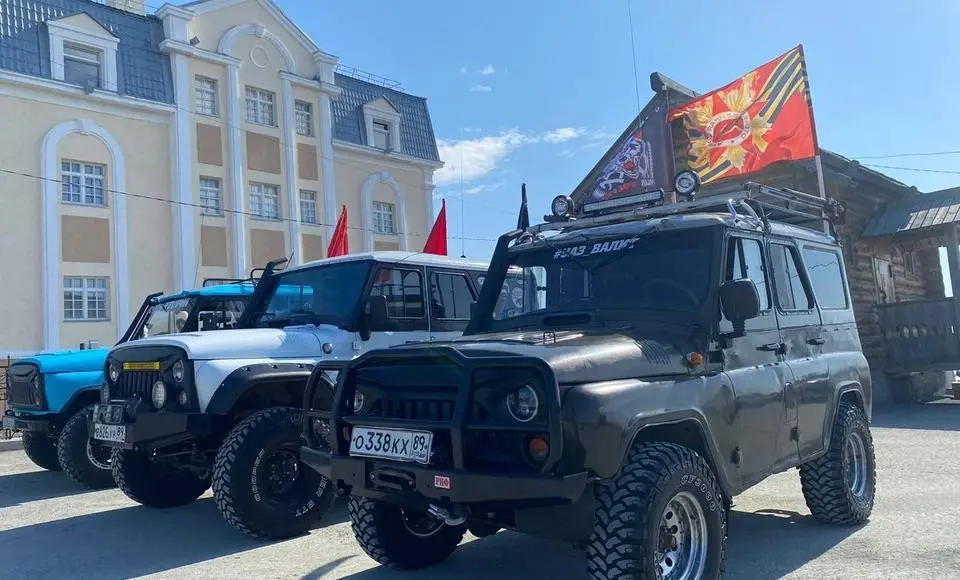 От Обдорского острога стартовал автопробег общественного движения "4x4 OFF ROAD САЛЕХАРД"