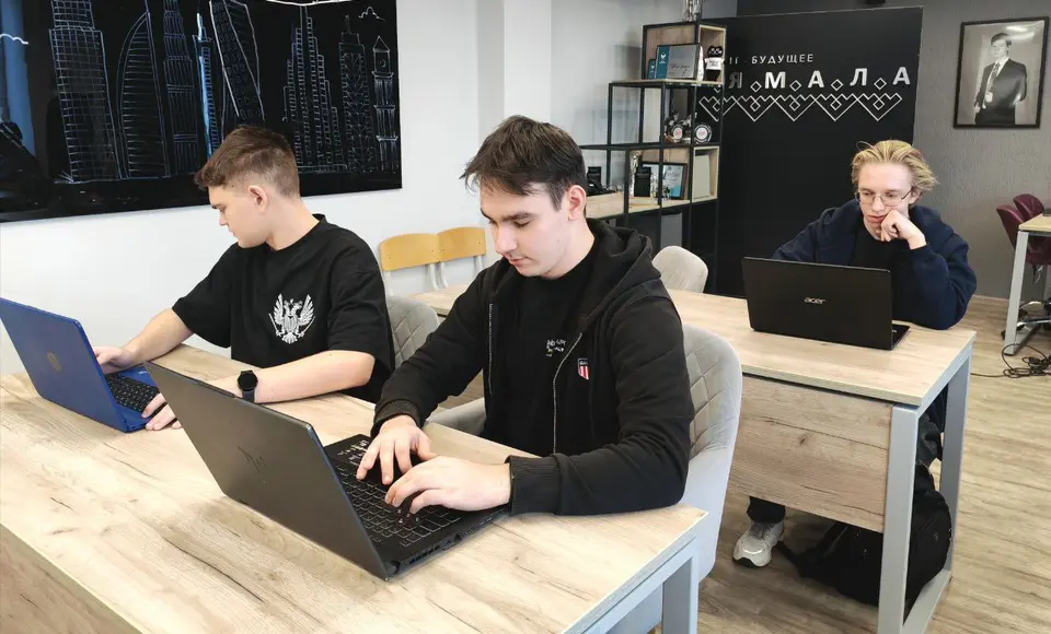 Салехардские школьники участвуют в образовательной смене по спортивному программированию