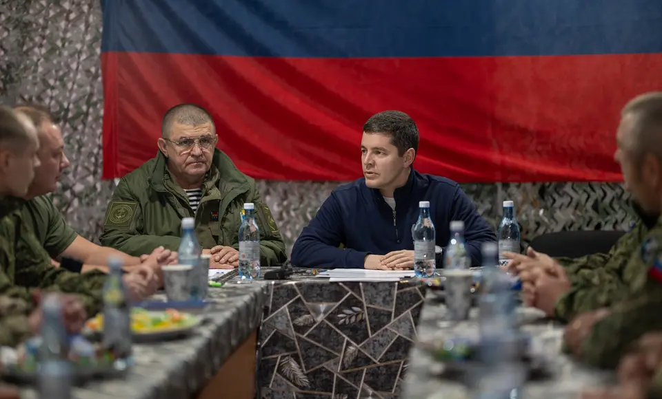 Дмитрий Артюхов передал технику и встретился с участниками СВО