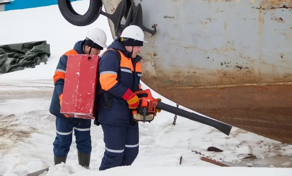 Ямальские спасатели устранили утечку нефти вблизи Салехарда