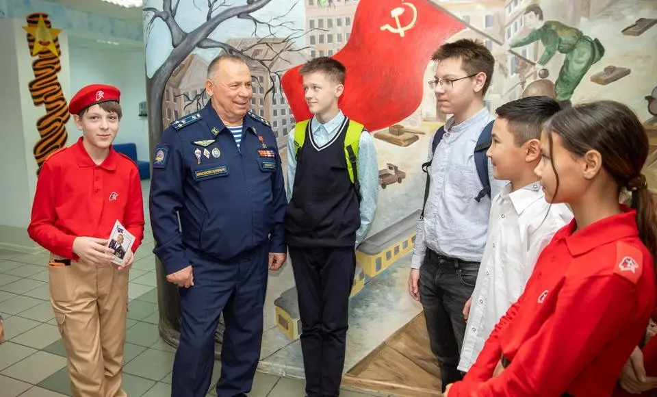 Салехардские школьники встретились с Героем Советского Союза Николаем Кравченко